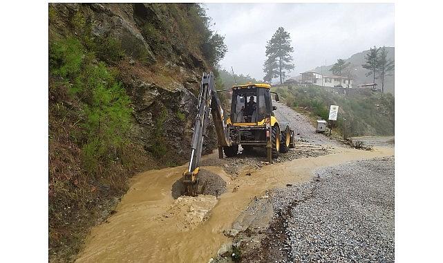 Büyükşehir ekipleri yağış sonrası bozulan yolları onarıyor