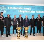 Nilüfer'in şampiyon kızları kupaları Başkan Şadi Özdemir'e getirdi