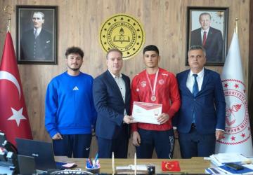 Türkiye üçüncüsü Güreşçi Muhammet Gazi Çalğan’dan Müdür Tosun’a ziyaret