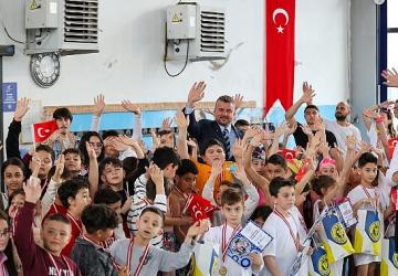 Buca'da 23 Nisan coşkusu havuza taşındı