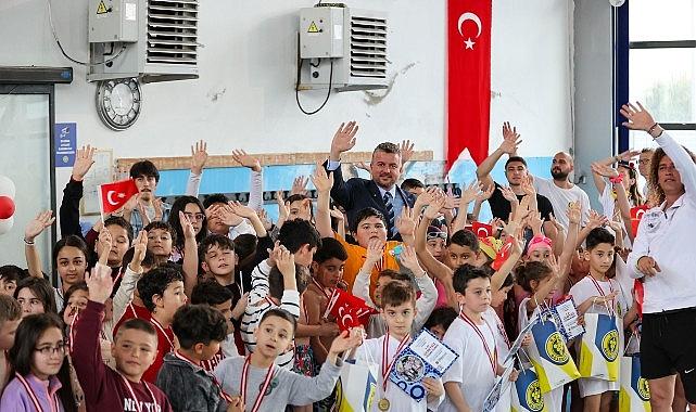 Buca'da 23 Nisan coşkusu havuza taşındı