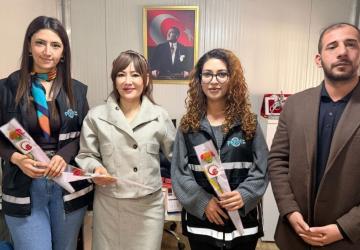 Genç Nesiller Derneği, 'Dünya Kadınlar Günü'nde kadın gazetecilere karanfil dağıttı - Videolu Haber