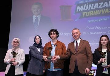 Başkan Büyükakın, gençlerin münazarasından çok etkilendi: “Yarınlarımız emin ellerde"