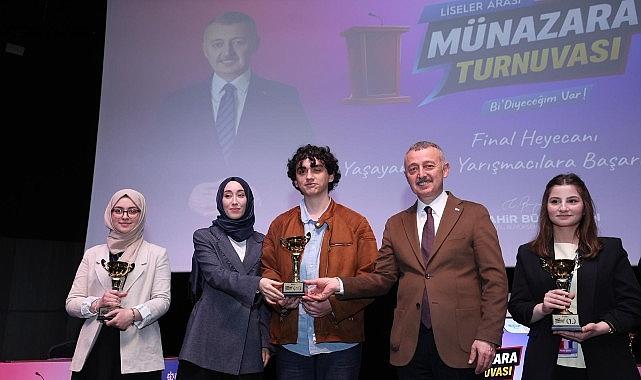 Başkan Büyükakın, gençlerin münazarasından çok etkilendi: “Yarınlarımız emin ellerde"