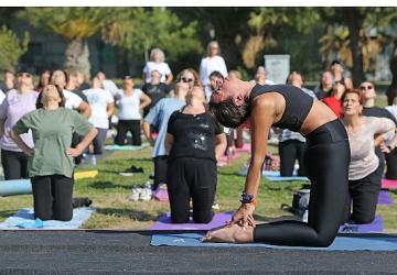 Karşıyaka Belediyesi'nden 14 Şubat'a özel yoga etkinliği