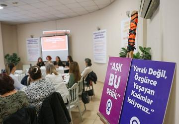 Buca'da Türk dizilerinde romantize edilen şiddet tartışıldı