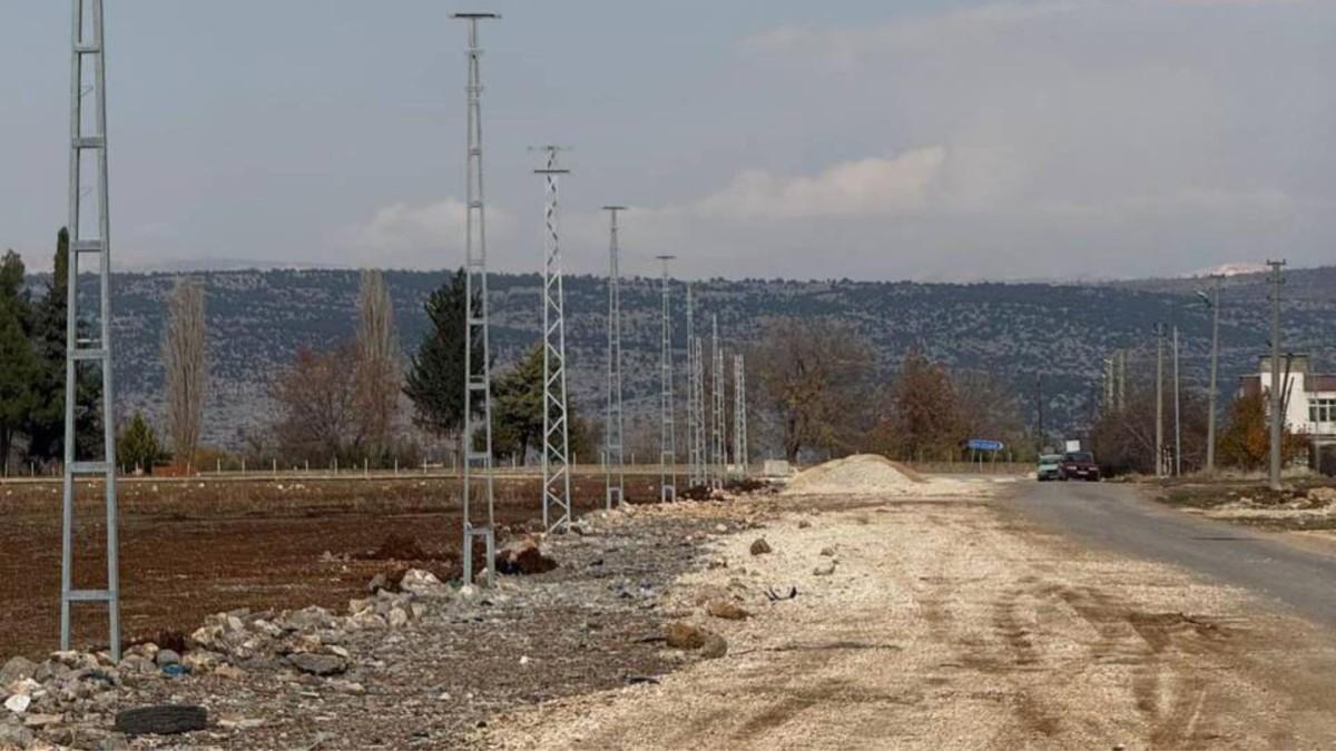 Kesmetepe’de yol ve mahalle girişlerinde aydınlatma çalışması başladı