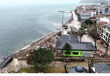 Büyükşehir'den Ulaşlı sahiline dalga kırıcı set