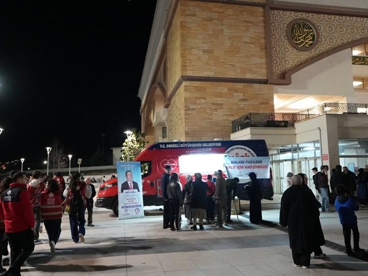 Büyükşehir, Cami Çıkışlarında Vatandaşa İkramda Bulundu