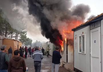 Altınşehir Konteyner Kent’te Yangın: Depremzedeler Su Sıkıp Müdahale Etti - Videolu Haber