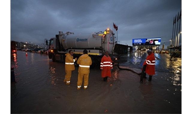 İzmir'de yağış ve deniz seviyesi hareketliliğine anlık müdahale