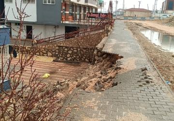 Besni’de sağanak yağış istinat duvarını yıktı