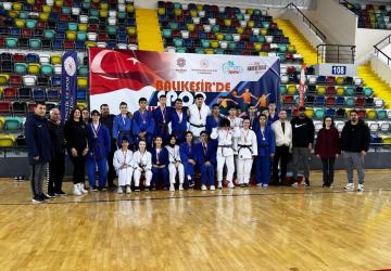 Büyükşehir Sporcuları İki Branşta Madalyaları Topladı