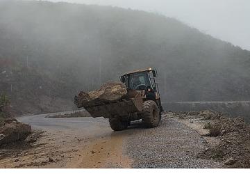 Büyükşehir ekiplerinin Alanya yollarında kış mesaisi sürüyor