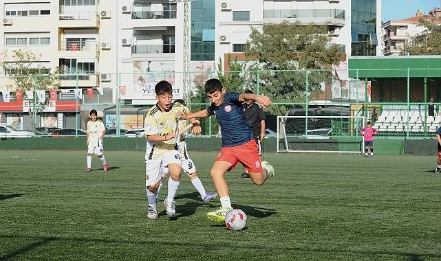 Atatürk'ün çocukları Cumhuriyet Kupası için sahaya çıktı Atatürk'ün çocukları Cumhuriyet Kupası için sahaya çıktı