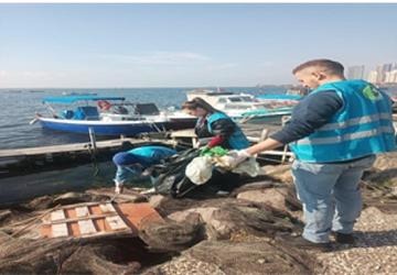 Doğaseverler Karşıyaka'da kıyı temizliği yaptı