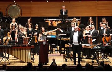 İzmir Devlet Senfoni Orkestrası'na tencere ve tava ile eşlik etti