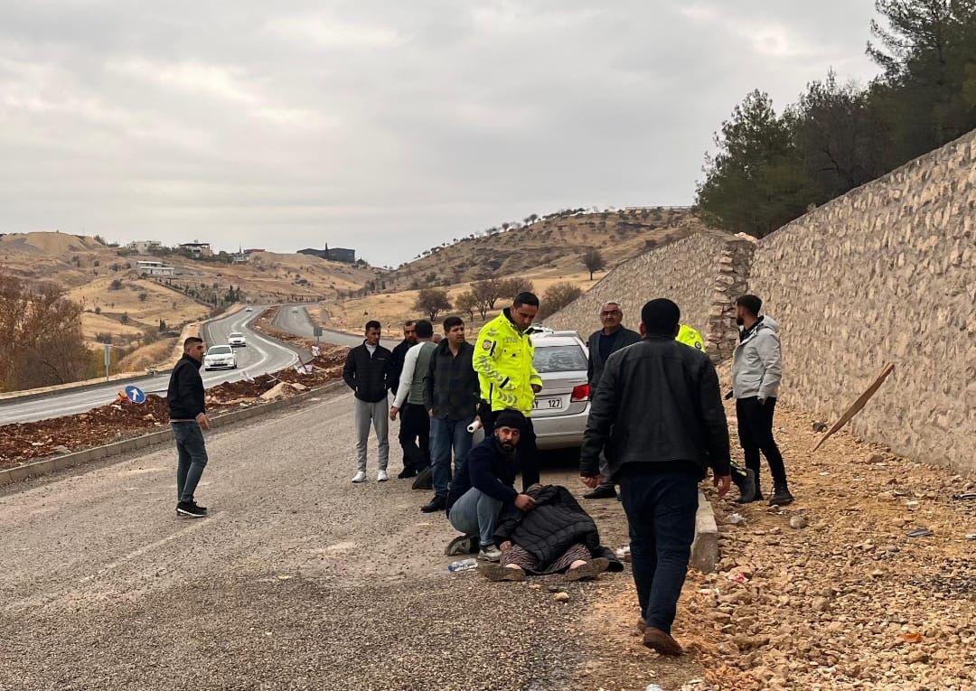 İstinat Duvarına Çarpan Otomobilde Yolcu Hayatını Kaybetti, Sürücü Ağır Yaralandı