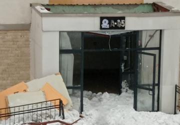 Sincik’te kar yağışı, TOKİ giriş çatılarında hasara yol açtı