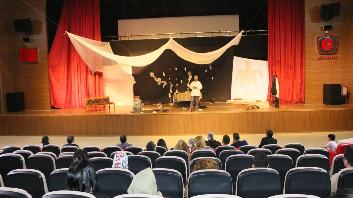 ‘Bir Delinin Hatıra Defteri’ Adıyaman’da sahnelendi - Videolu Haber