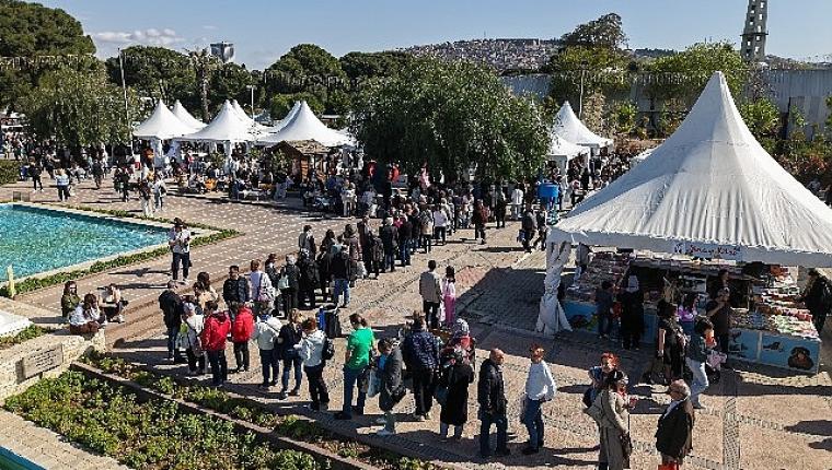 İzmirliler İZKİTAP'a akın etti