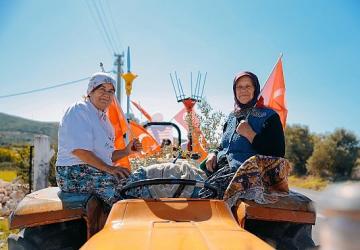 Başkan Hatice Gençay, Cumhuriyet Bayramı Dolayısıyla Düzenlenen Akköy Cumhuriyet Konvoyuna Katıldı