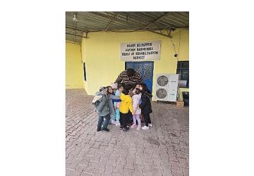 Miniklerden barınağa ziyaret