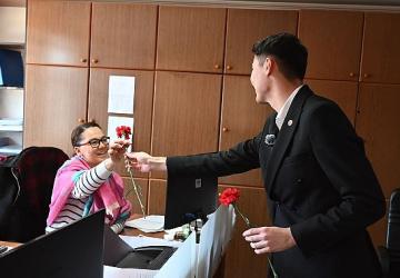 Gençlerden kadınlara karanfil