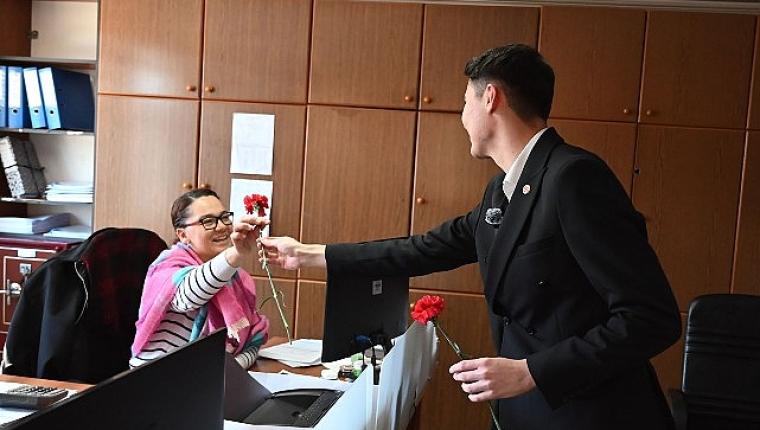 Gençlerden kadınlara karanfil