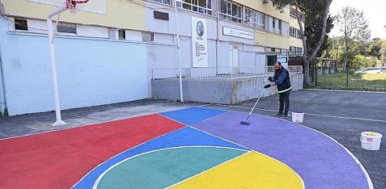 Konak'ta 'renkli dokunuş' okul bahçelerine de geldi