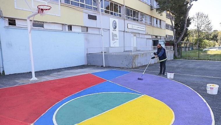 Konak'ta 'renkli dokunuş' okul bahçelerine de geldi