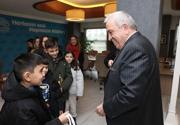 Badırgalı çocuklar el emeklerini Başkan Şadi Özdemir'e hediye etti