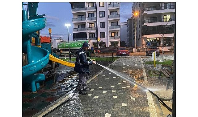 Edremit Belediyesi'nden parklarda hızlı temizlik çalışması