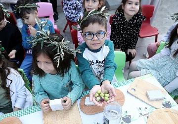 Minik Eller Zeytinle Buluştu