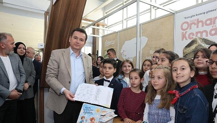 Başkan Erkan Aydın Bursa 23. Kitap Fuarı'nda Çocuk Yazarlarla Buluştu