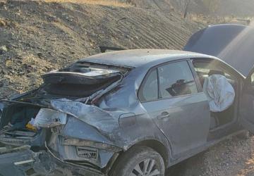 Besni’de otomobil şarampole yuvarlandı