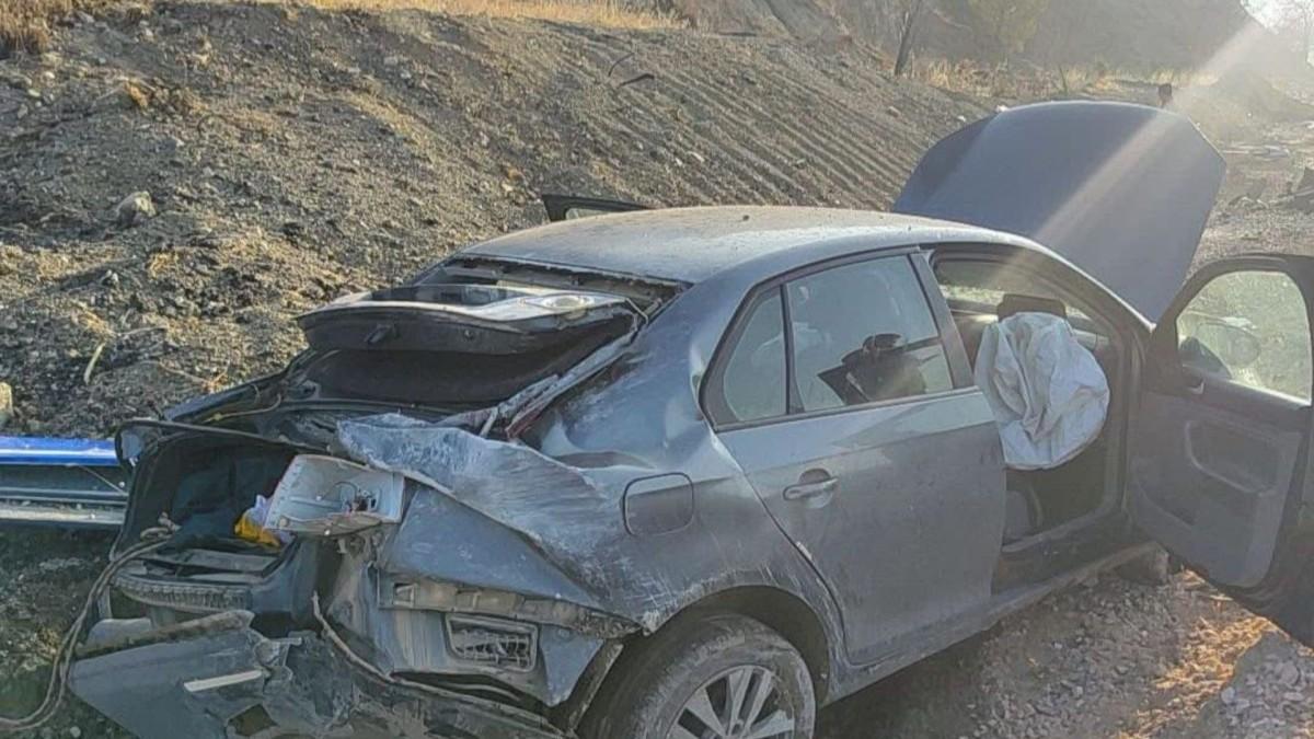 Besni’de otomobil şarampole yuvarlandı