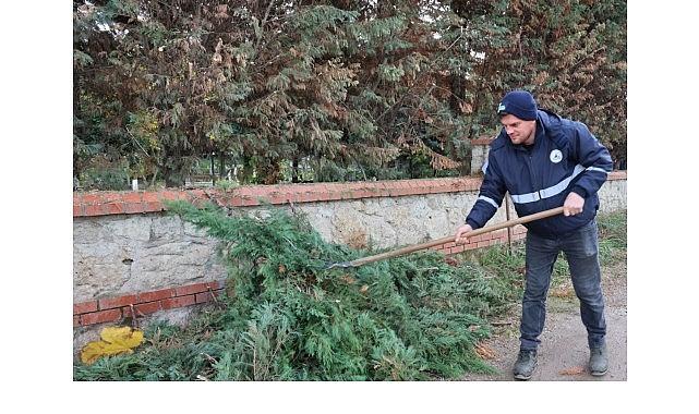 Kartepe'de Mezarlıklara Düzenli Bakım