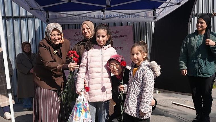 Bayrampaşa'da 8 Mart'ta kadınlara karanfil dağıtıldı