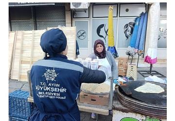 Başkan Çerçioğlu'ndan Vatandaşlara ve Pazarcı Esnafına Sıcak İkram