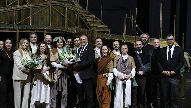 İBB Başkan Vekili Nuri Aslan, Yaşar Kemal'in 'Ağrı Dağı Efsanesi' Oyununu İzledi