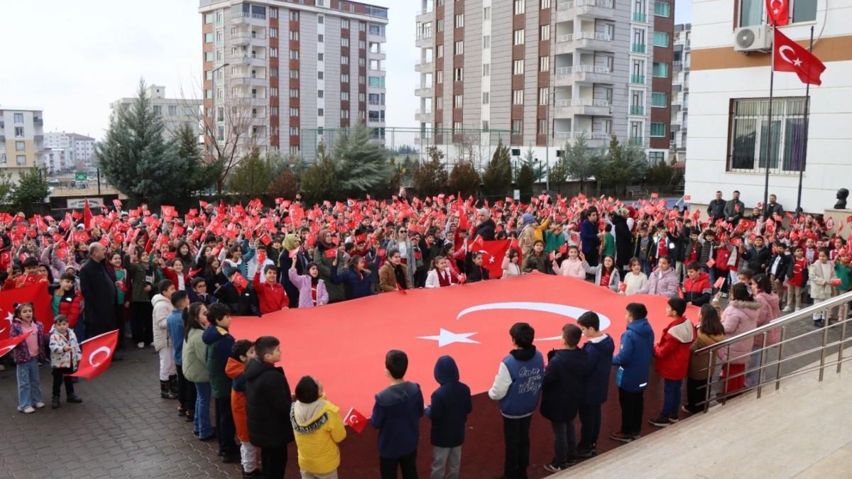 Kahta’da ‘İlk Ders: Bayrak’ Töreni