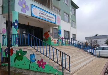 Besni’de öğretmenler okulu sanat galerisine dönüştürdü