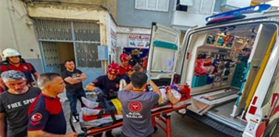 Apartman boşluğuna düşen vatandaş, itfaiye ekipleri tarafından kurtarıldı