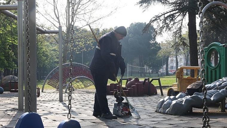 Osmangazi Belediyesi'nden Parklara Günlük Bakım Dokunuşu