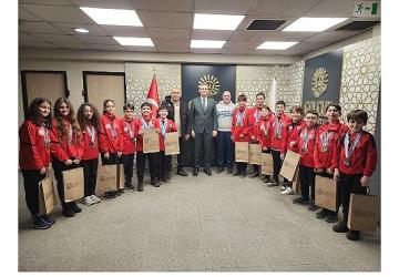 Başkan Sezer Gölcük Belediyesporlu Yüzücüleri Ağırladı