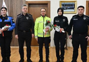 İl Emniyet Müdürü Nazman, kadın personellere karanfil takdim etti
