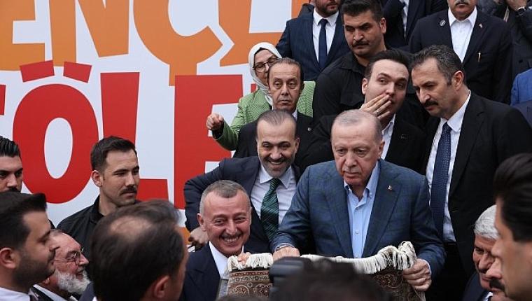 Erdoğan'a forma imzalattı