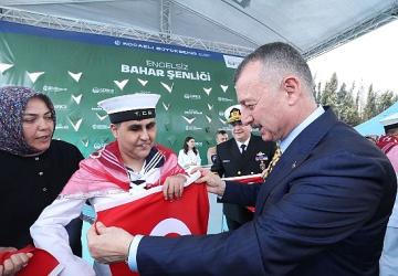 Büyükakın temsili uğurlamada özel bireylerle konvoy yaptı, halay çekti