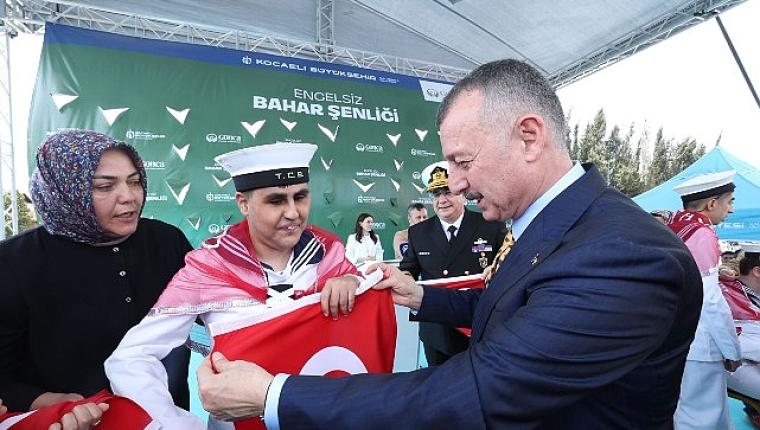 Büyükakın temsili uğurlamada özel bireylerle konvoy yaptı, halay çekti